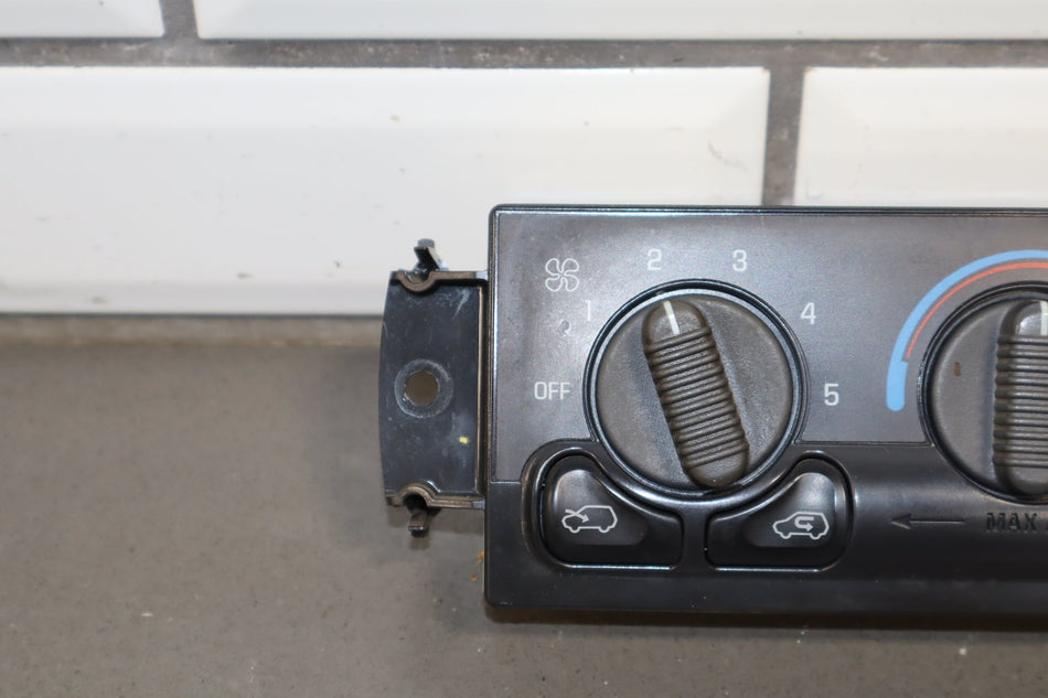 1999-2002 Chevrolet Silverado 1500 Climate Control 19244874 OEM