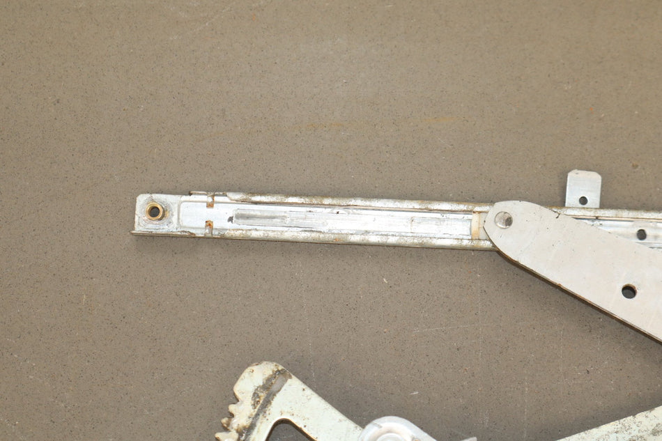 1998-2007 Toyota Land Cruiser Right Front Door Regulator 6980160070 OEM