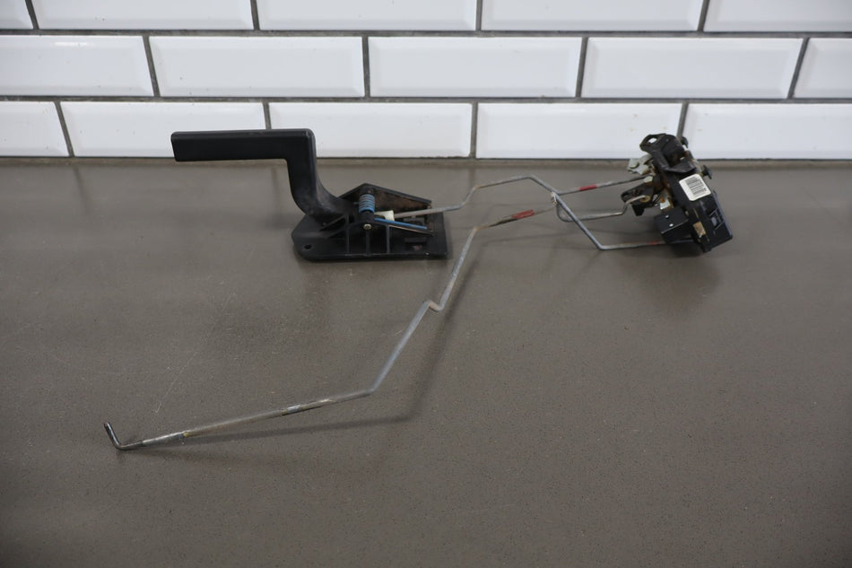 2003-2007 Hummer H2 - Left Front Door Latch 15816392