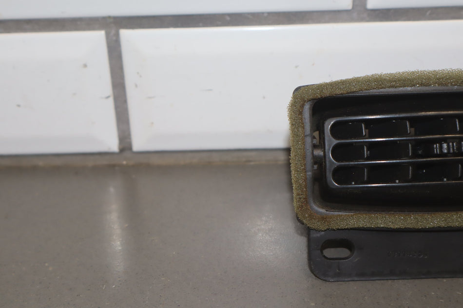 2004-2006 Chevrolet SSR Inner Passenger Right Dash Air Vent vt114235