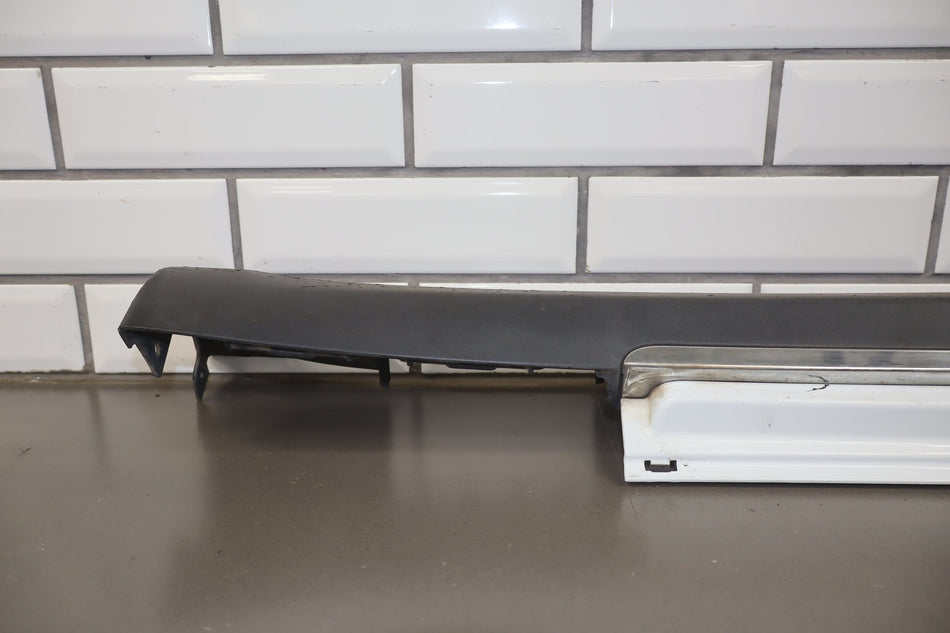 2015 Tesla Model S 85D Right Rocker Molding Solid White Solid White