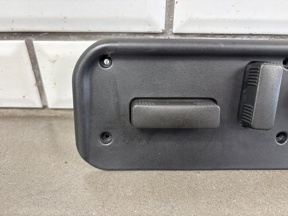 2003-2007 Hummer H2 - Driver Left Power Seat Adjuster Switch W/ Bezel 88942385