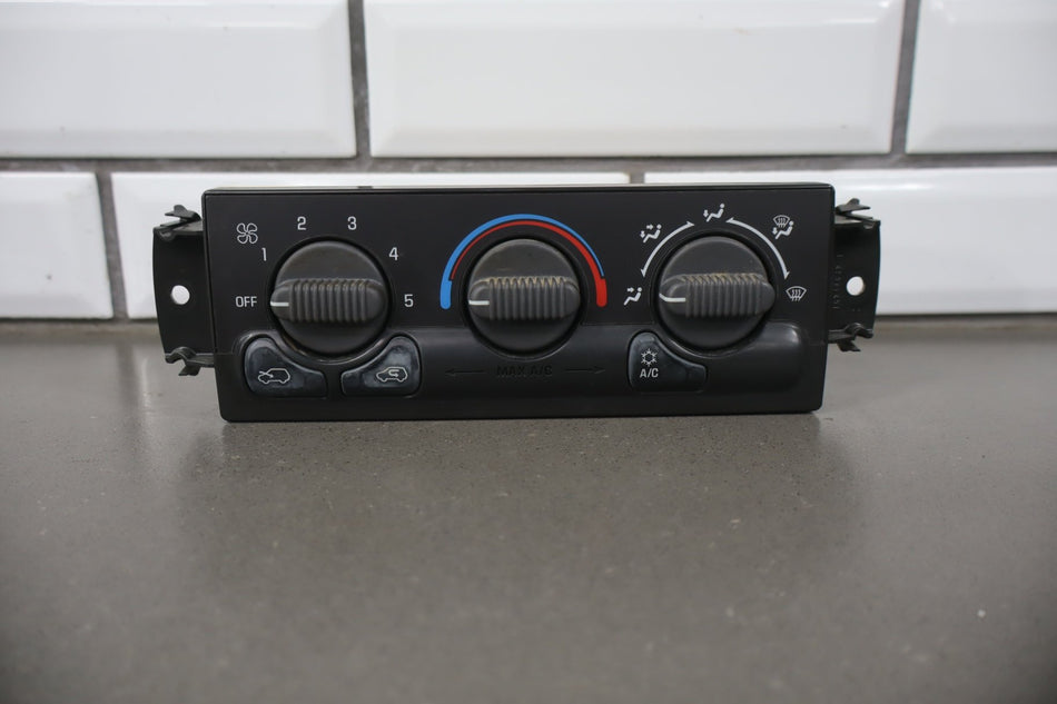 2002 Chevrolet Silverado 2500 Climate Control 15054697 OEM