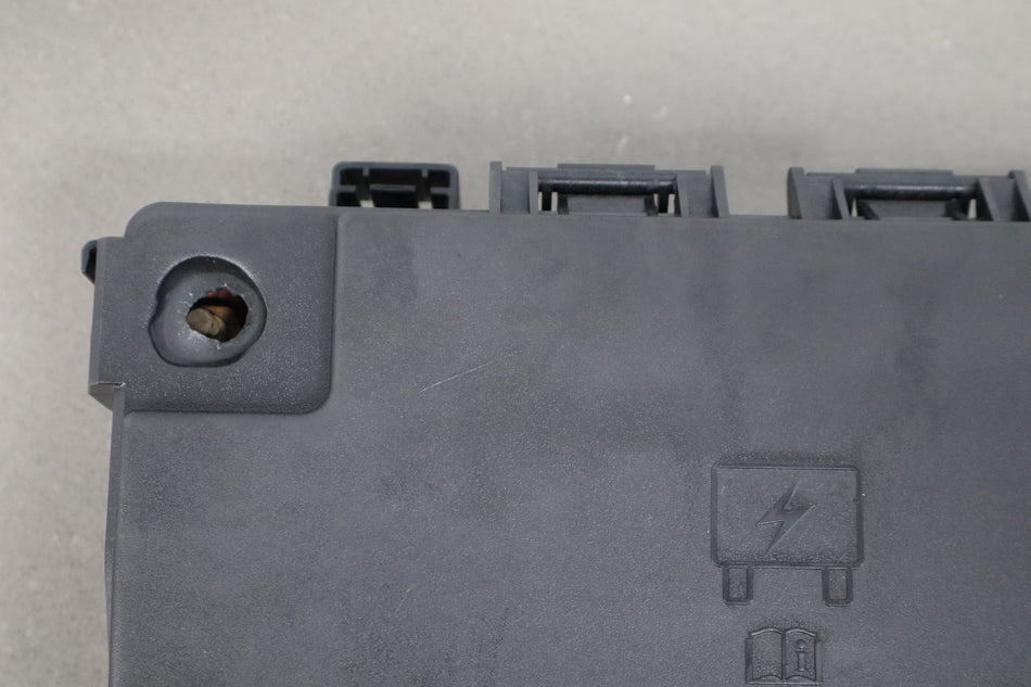 2014 Jeep Grand Cherokee SRT 6.4 Engine Fuse Box 68137439AD