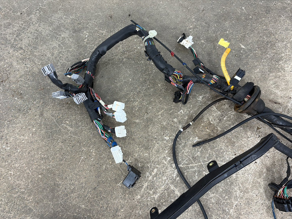 2001 Lexus LX470 J100 4.7LL Engine Fuse Box 8267460010