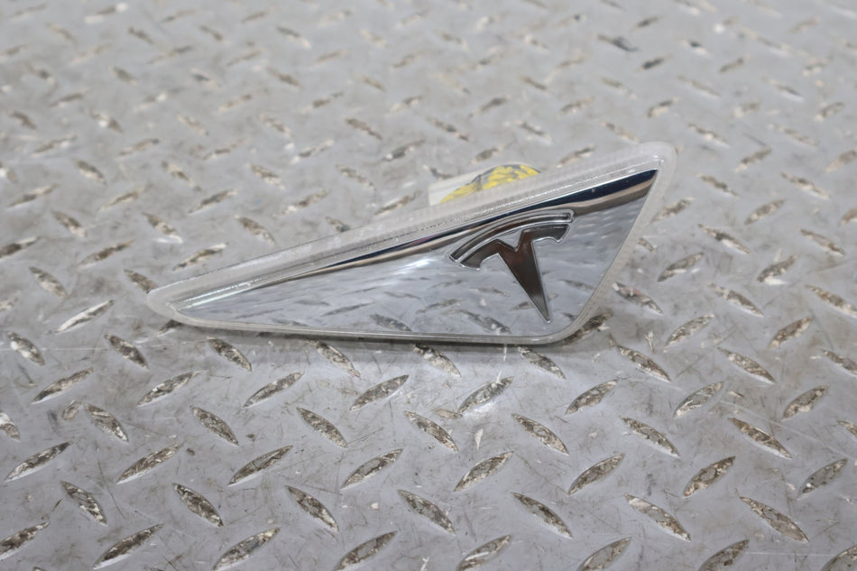 12-20 Tesla Model S Right Fender Marker Light