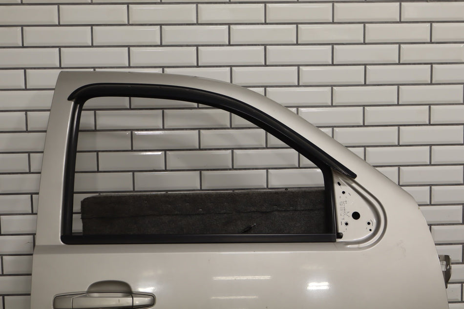 2007-2011 GMC Yukon Right Front Door Silver Birch 59 25796673