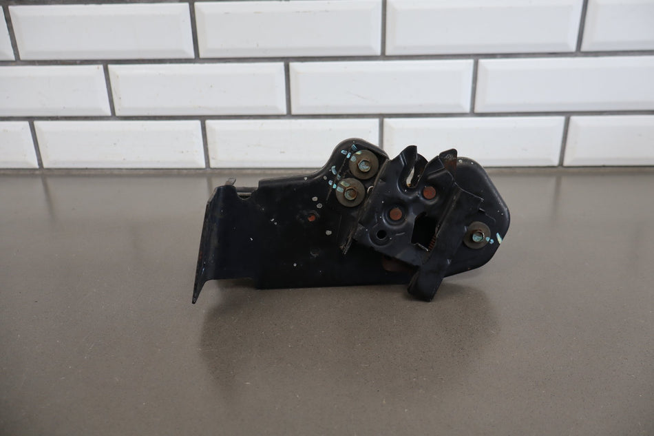 2003-2007 Hummer H2 - Center Hood Latch, Cowl Mounted 15172382