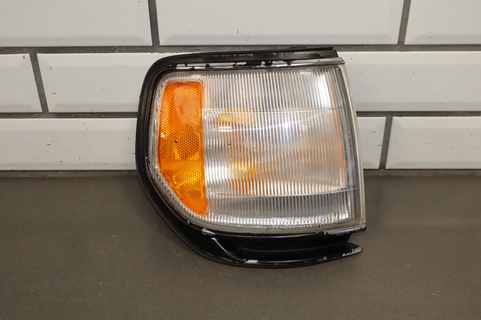 1995-97 Toyota Land Cruiser Lexus LX450 Pass. Right Front Lamp Fender Mounted