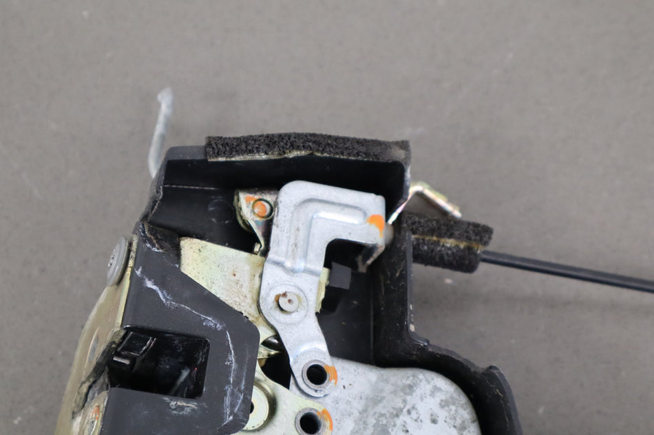 98-00 Toyota Land Cruiser/ Lexus LX470 J100 - Left Front Door Latch 69040-60081