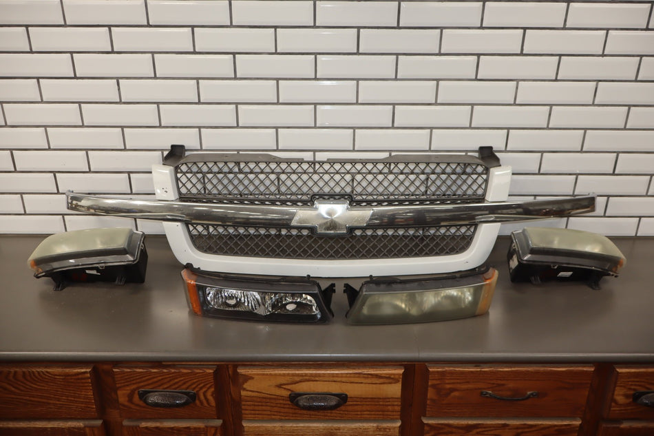 03-05 Chevy Silverado GMT800 Cateye OEM Grille with Lights Chrome/ Olympic White 50