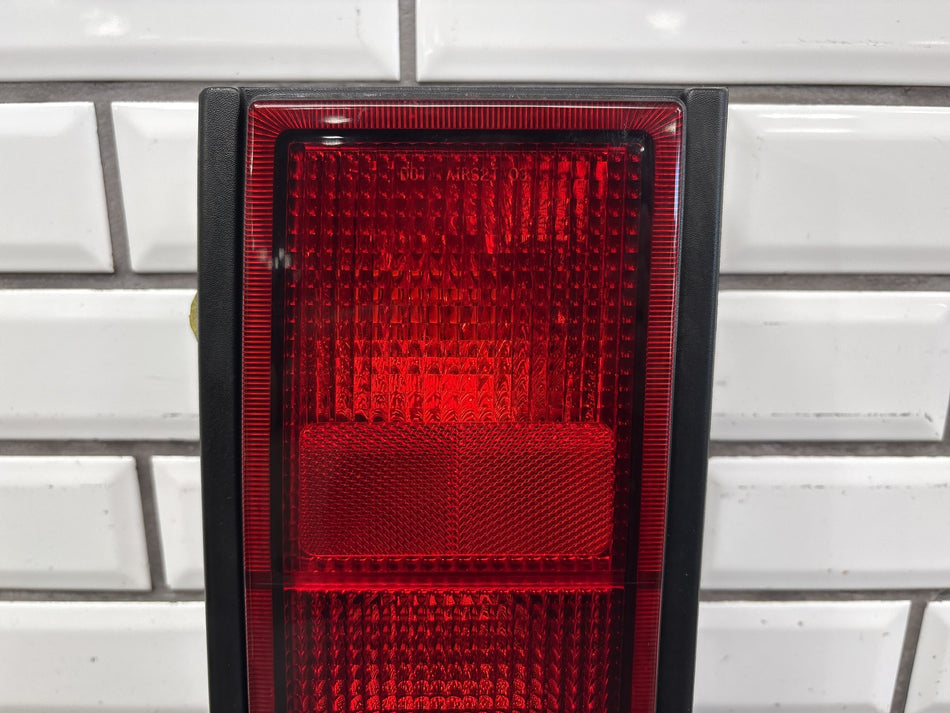 2005-2009 Hummer H2 Left Tail Light 25874015