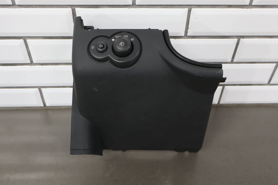 2003-2006 Chevy SSR Dash Mounted Headlight Switch W/Bezel Knee Pad