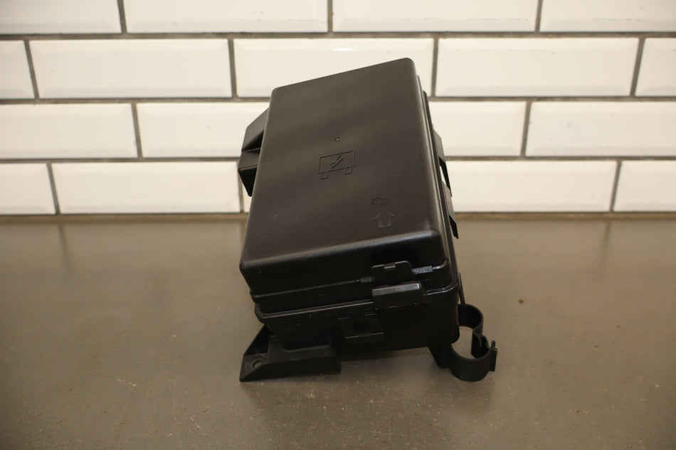 05-07 Chevy Corvette C6 LS2 Engine Fuse Box OEM