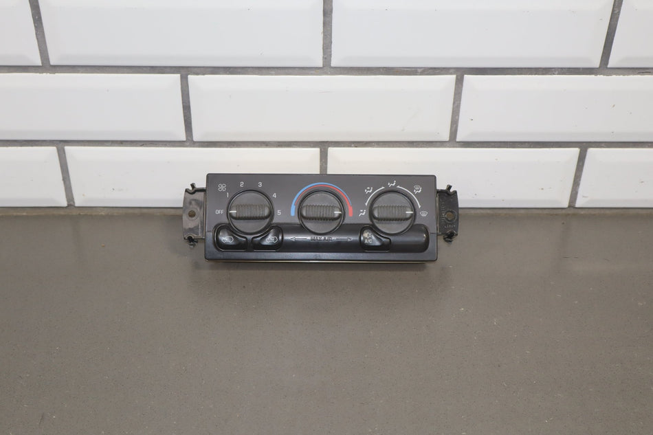 1999-2002 Chevrolet Silverado 2500 Climate Control 15054697 OEM