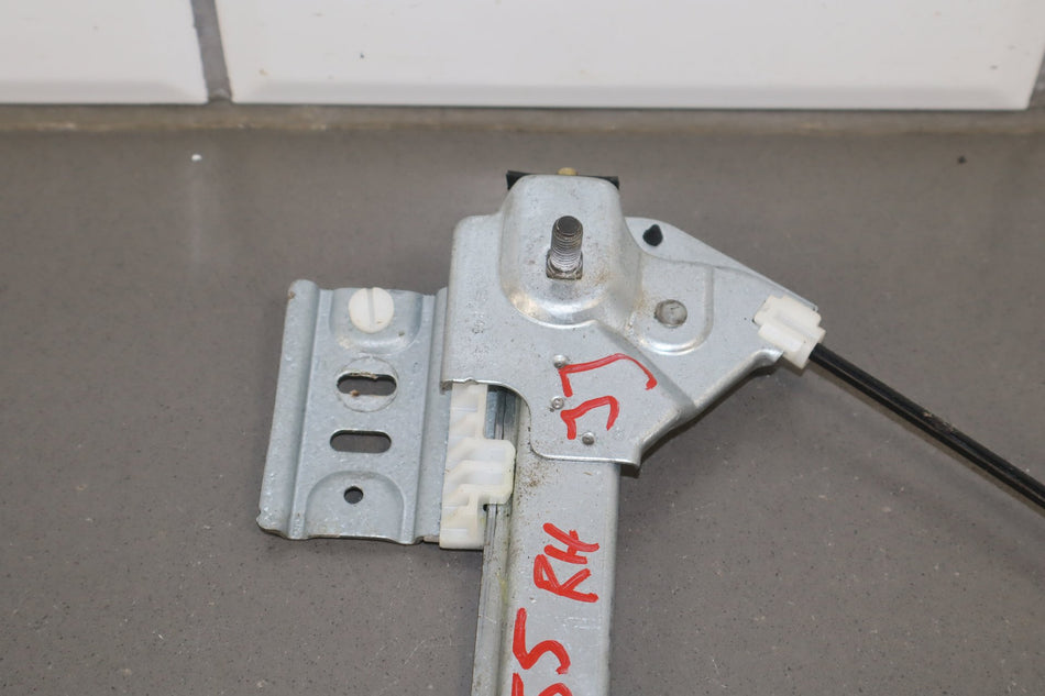 2003-2006 Chevrolet SSR Right Front Door Regulator 15214290 OEM