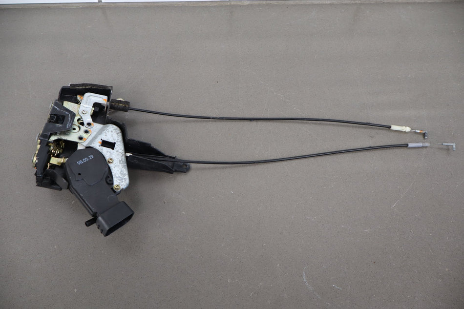 98-00 Toyota Land Cruiser/ Lexus LX470 J100 - Left Front Door Latch 69040-60081