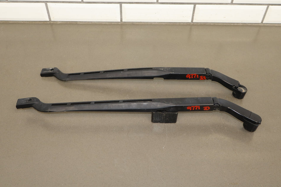 15-19 Chevy Silverado GMC Sierra 2500HD 3500HD Front Windshield Wiper Arm Pair