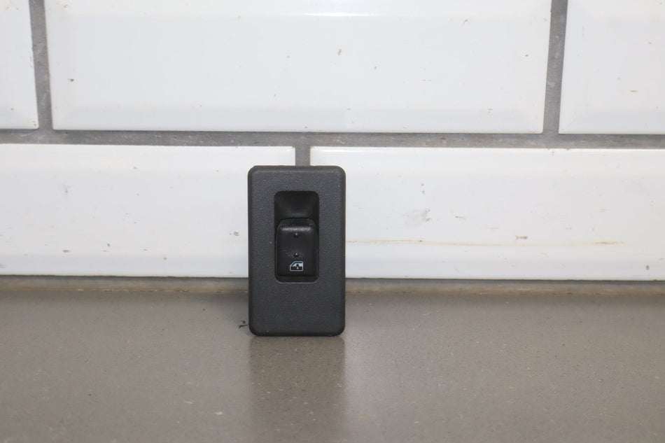 2003-2007 Hummer H2- Left or Right Rear Window Switch 15093146