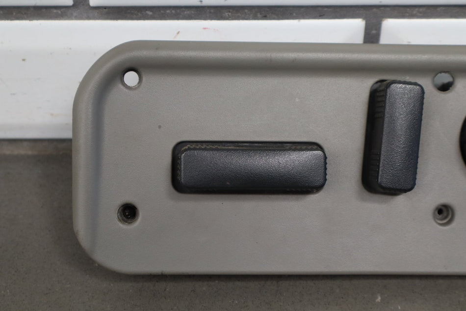 2003-2007 Hummer H2 - Driver Left Power Seat Adjuster Switch - Damaged Mounts
