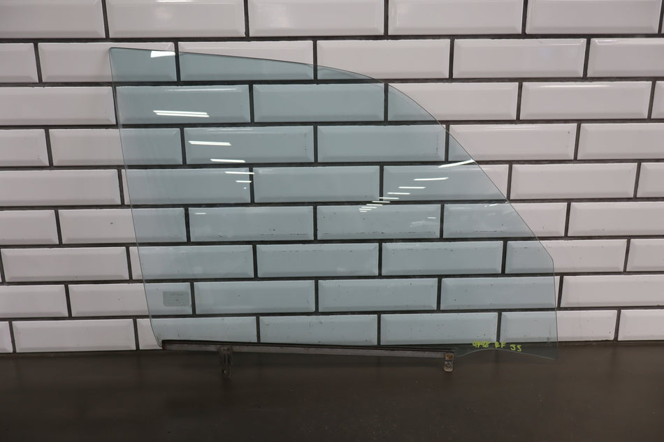 1991-1997 Toyota Land Cruiser Right Front Door Window 6811160060