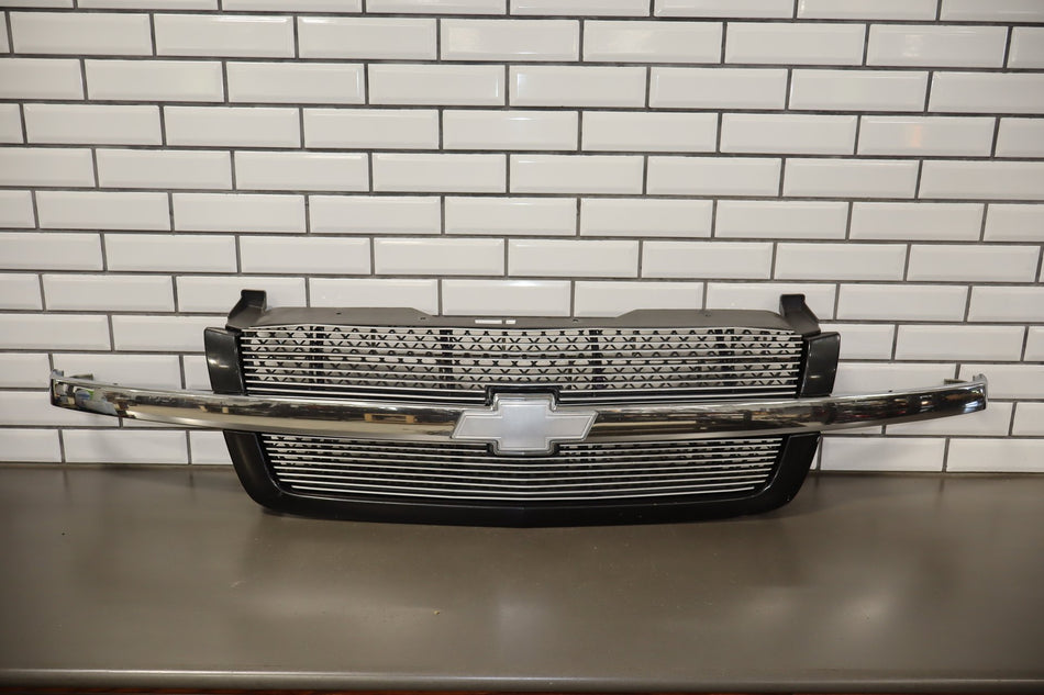 03-05 Chevy Silverado GMT800 Cateye OEM Grille with Lights Chrome/
