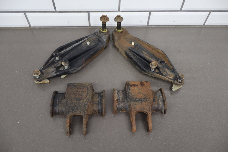 99-04 Ford Superduty F250 F350 Front Axle Upper Shock Mount W/Bolts 4x4 OEM Pair
