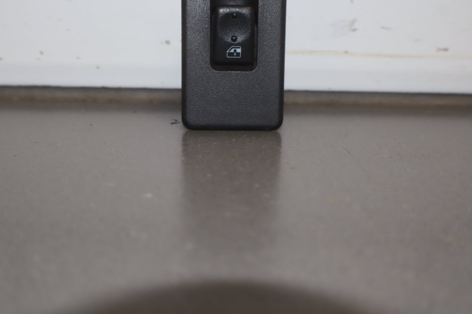 2003-2007 Hummer H2- Left or Right Rear Window Switch 15093146