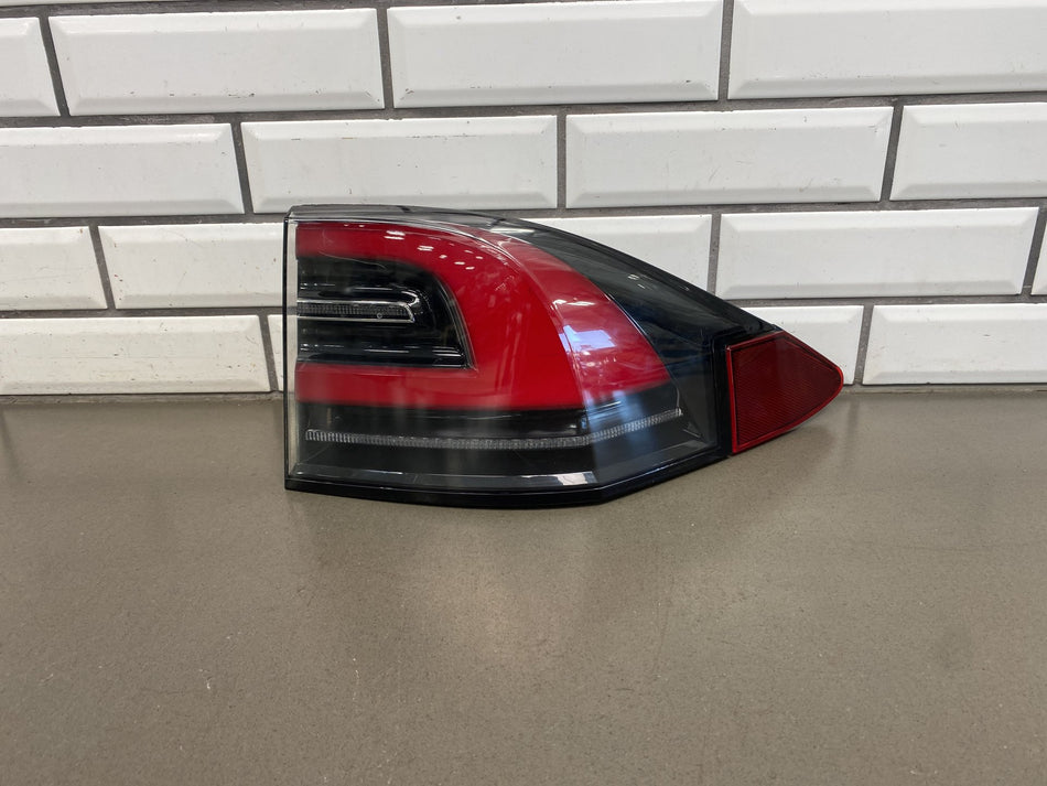 2016-2020 Tesla Model X Rear Right Outer Taillight LED Tail Lamp 1034333-00-A