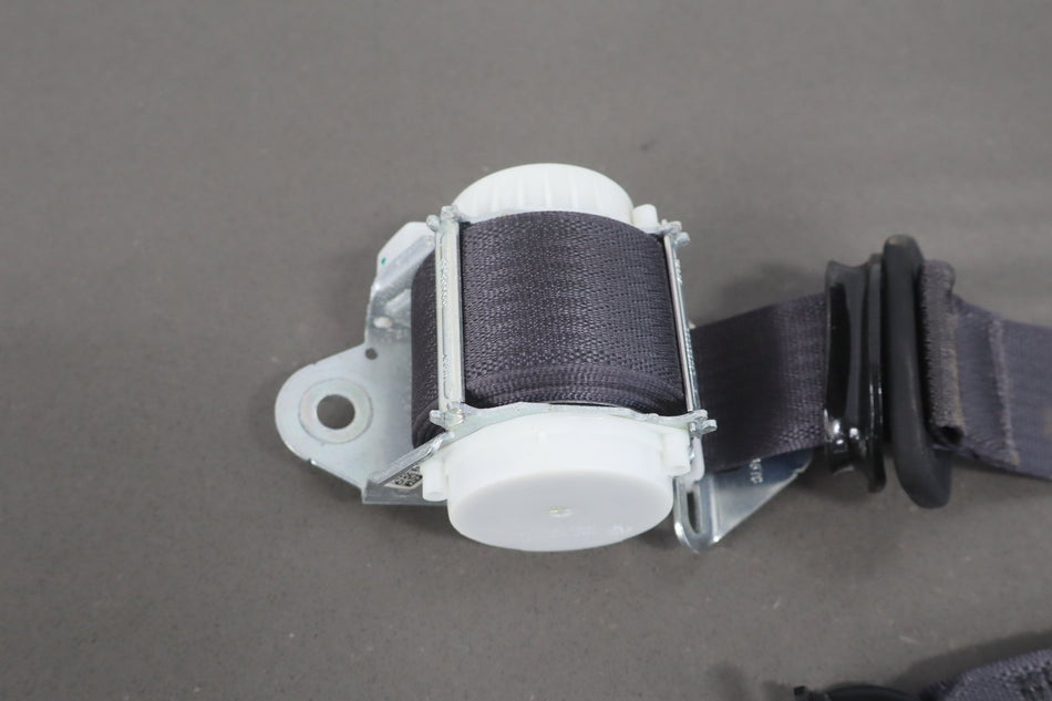 2014-2018 GMC Sierra 1500 SLT Right Rear Seat belt Jet Black H2U