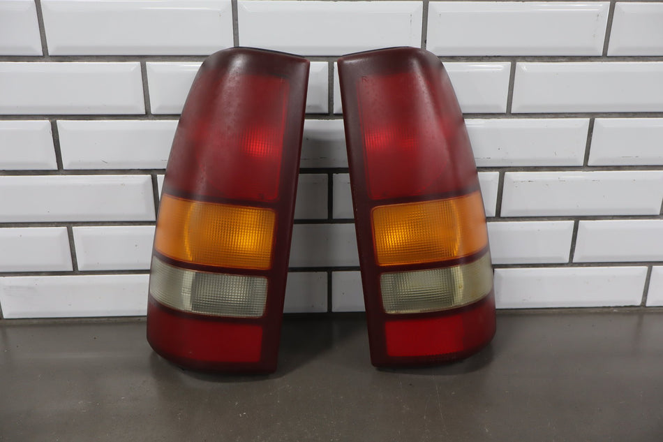 99-02 Chevy Silverado GMC Sierra GMT800 OEM Tail Light Set Left/Right
