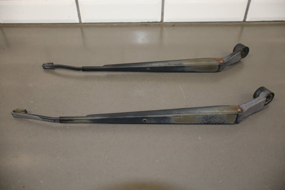 2000 Lexus LX470 J100- Wiper Arm Pair