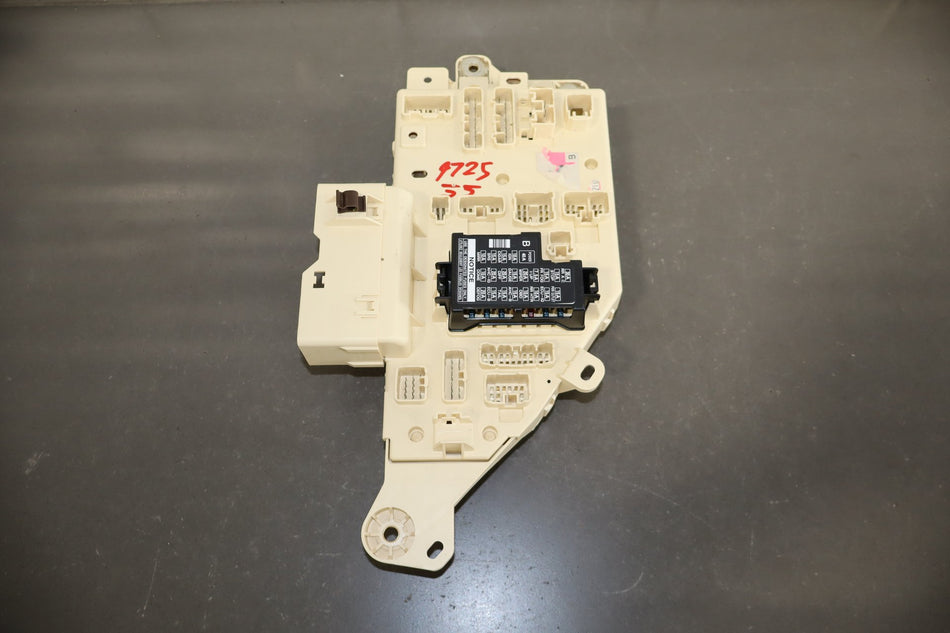 98-02 Toyota Land Cruiser J100 Cabin Fuse Box