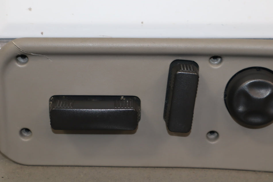2003-2007 Hummer H2- Driver Left Power Seat Adjuster Switch W/ Bezel 88942385