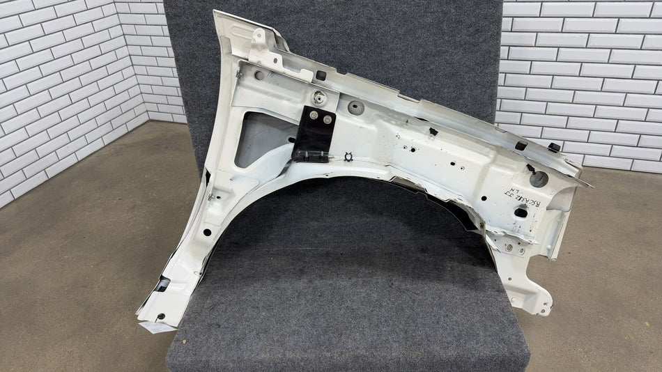 2005 Cadillac Escalade Left Fender White 98U
