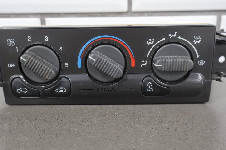 99-02 Chevy GMC Truck Manual Climate Control Assembly 15054697 65K Miles