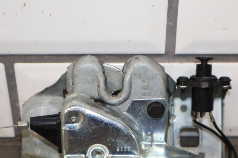 1984-1996 Chevrolet Corvette C4 Coupe Lid Latch