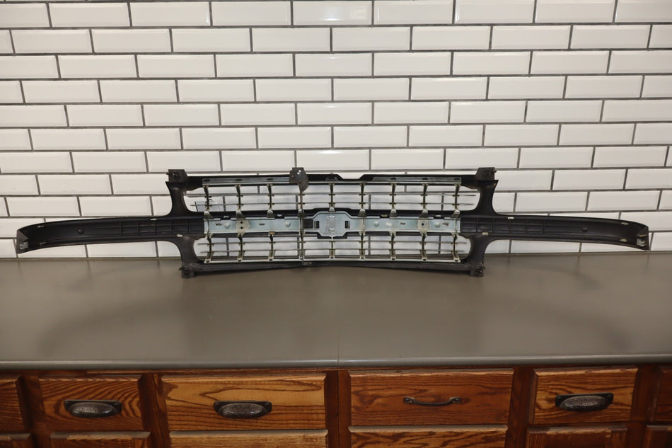01-02 Chevy Silverado 2500HD/3500 OEM Front Grille with Lights 15747824