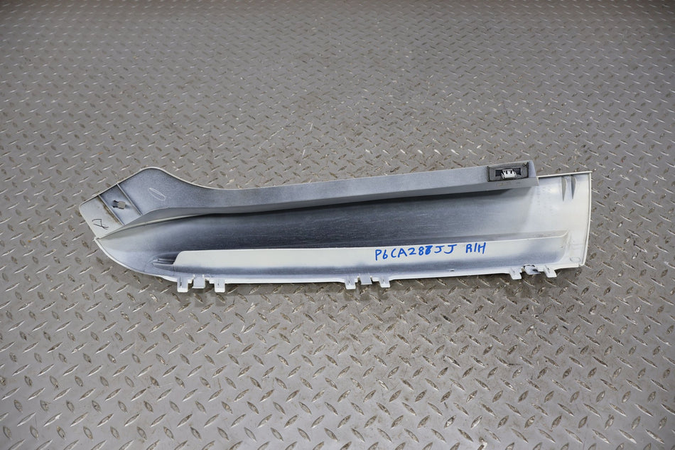 03-06 Cadillac Escalade Right Upper Tail Light Trim (White Diamond)