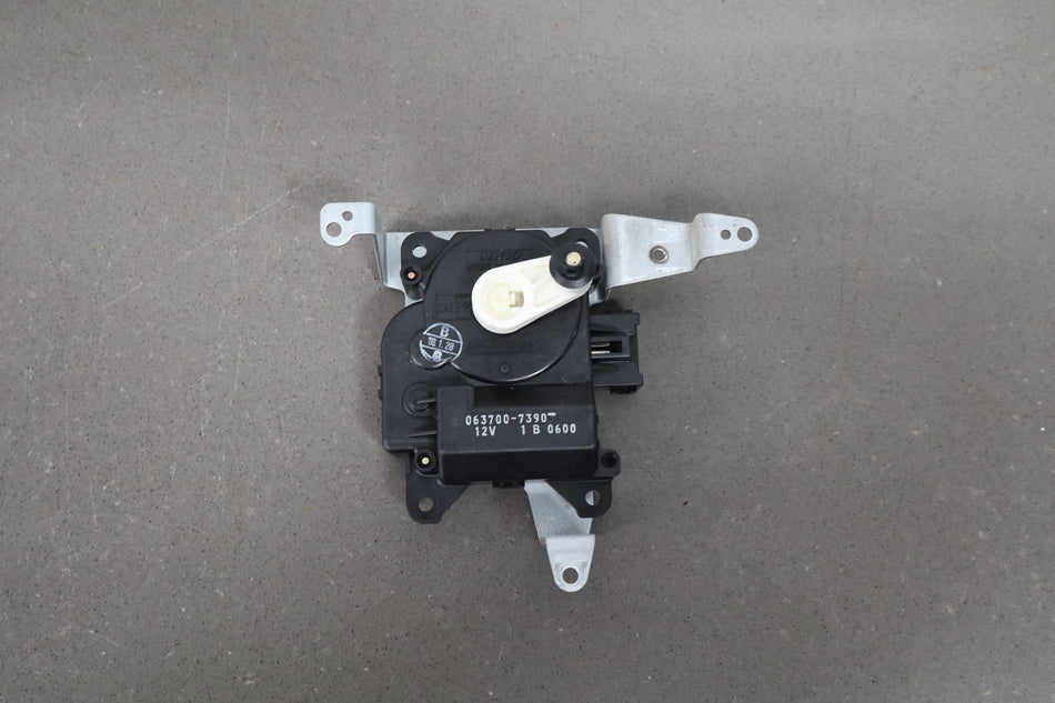 2000 Toyota Land Cruiser LX470 Heater Control Valve 0637007390 OEM