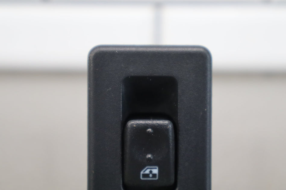 2003-2007 Hummer H2 - Left or Right Rear Window Switch 15093146