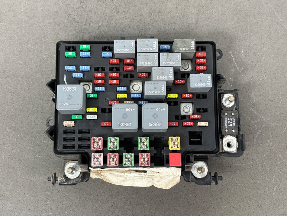 03-05 Chevy GMC 2500HD 6.6L Duramax Diesel Engine Fuse Box OEM 15811689