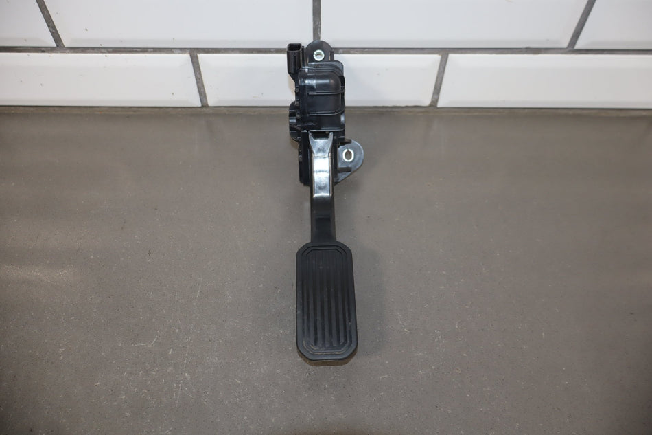 2005-2007 Toyota Sequoia Pedals OEM