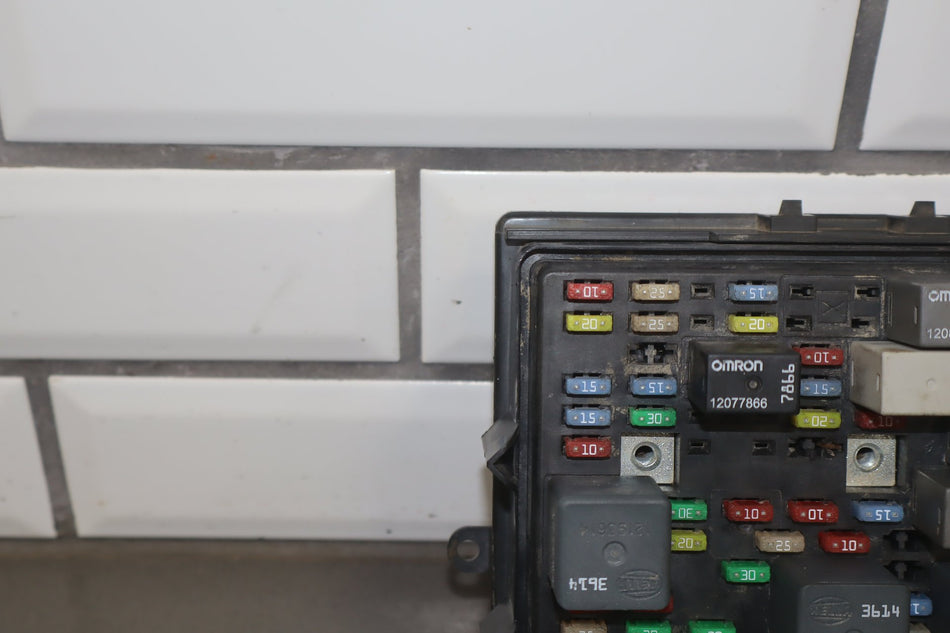 2002 Chevrolet Silverado 2500 GMT800 6.6LL Diesel Engine Fuse Box