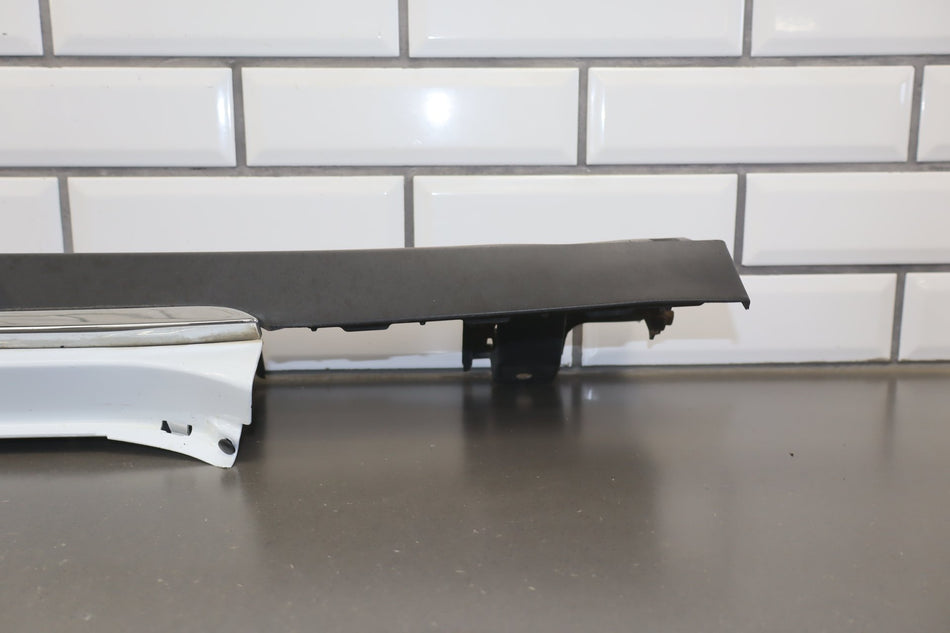 2015 Tesla Model S 85D Right Rocker Molding Solid White Solid White