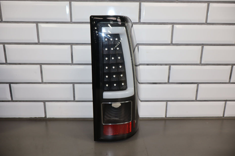 2004 GMC Sierra 2500- TAIL LIGHT ASSEMBLY