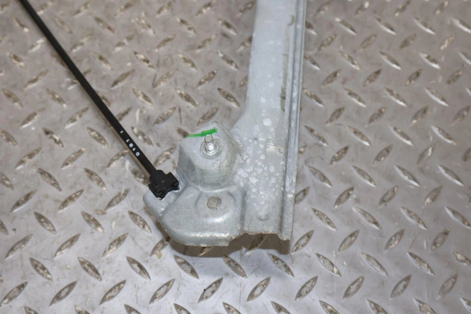 2011 Chevrolet Avalanche- FRONT DOOR REGULATOR