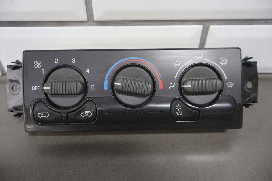 1999-2002 Chevrolet Silverado 2500 HD Climate Control 15054697 OEM