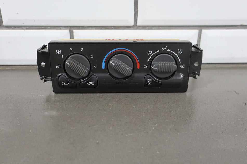99-02 Chevy GMC Truck Manual Climate Control Assembly 15054697 65K Miles