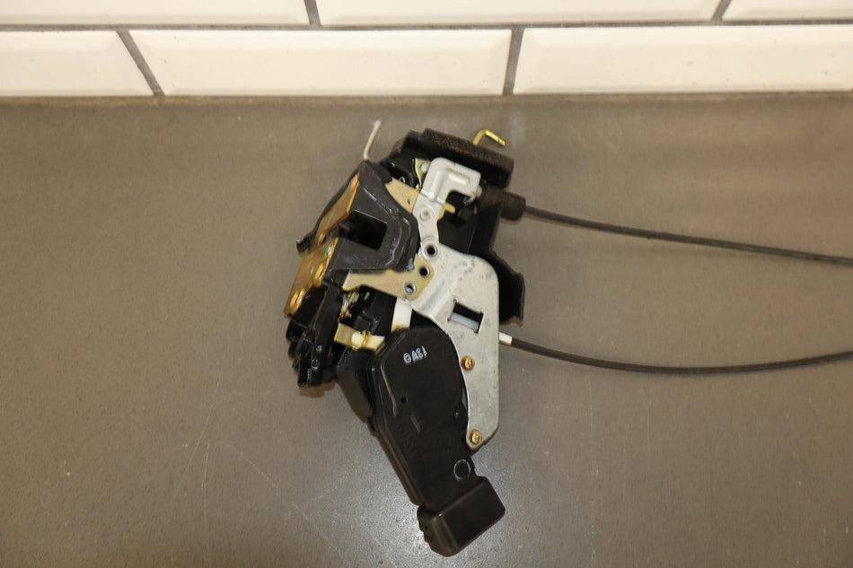 1998-2000 Toyota Land Cruiser/ Lexus LX470 J100 -LH Front Door Latch 69040-60081